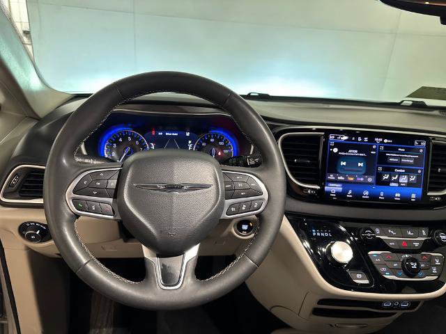 Used 2024 Chrysler Pacifica Touring-L FWD image 8