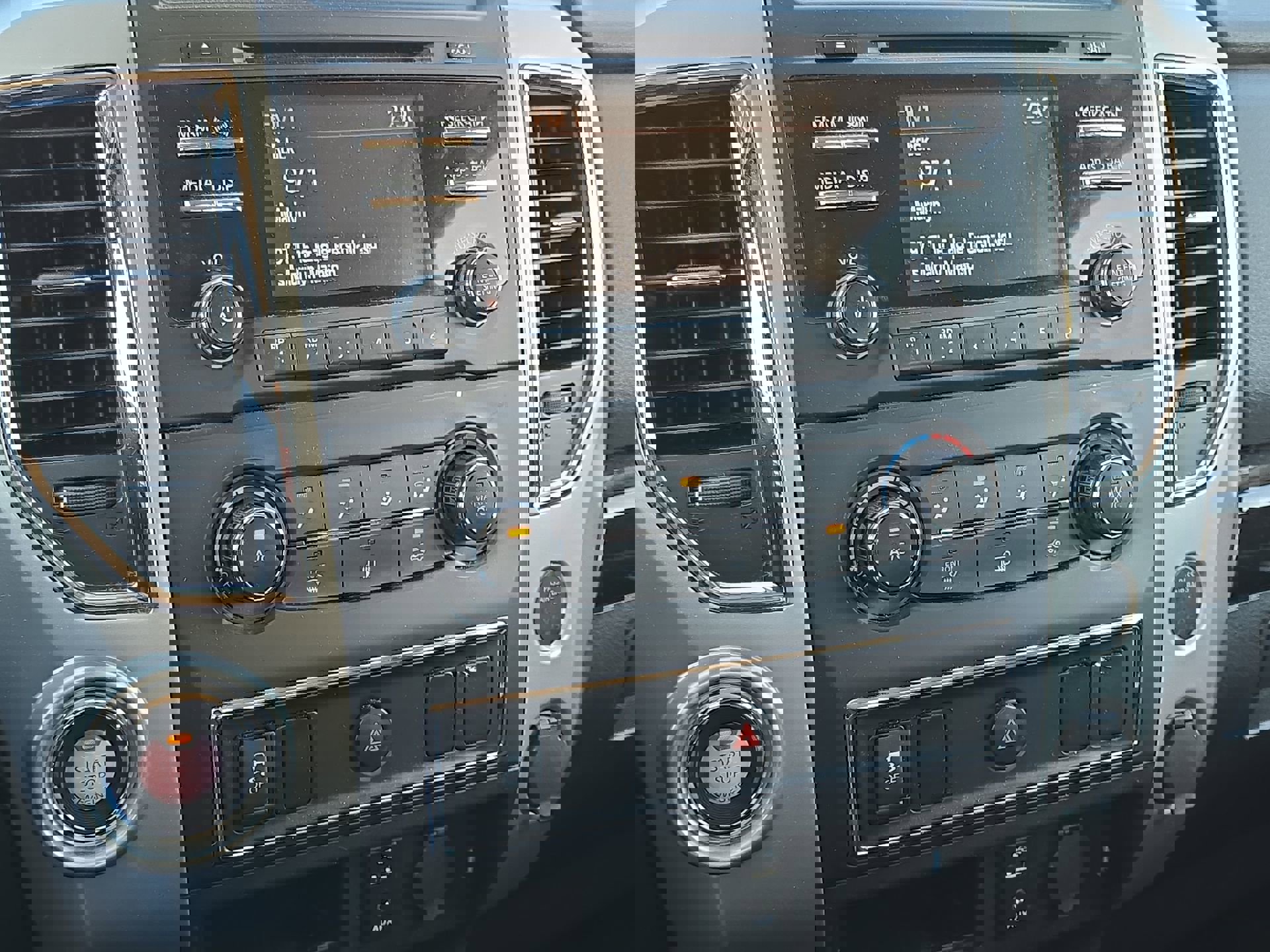 Used 2017 Nissan Titan SV image 16