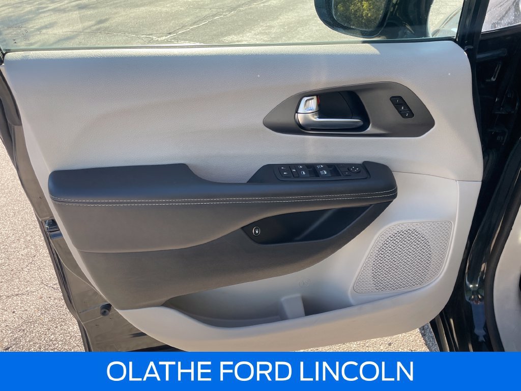 Used 2024 Chrysler Pacifica Limited FWD image 13