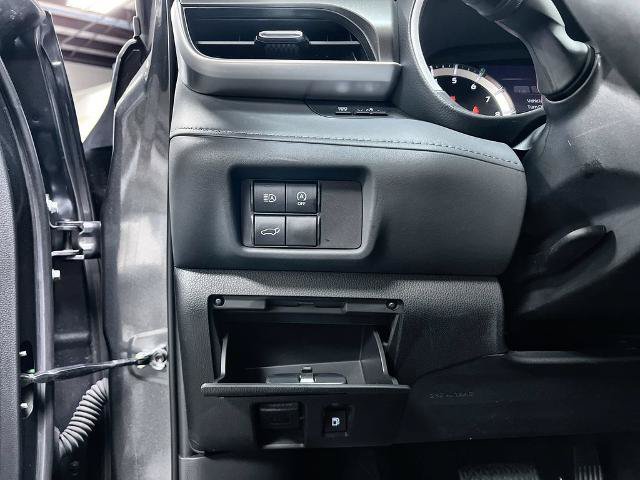 Used 2024 Toyota Highlander XLE FWD image 13