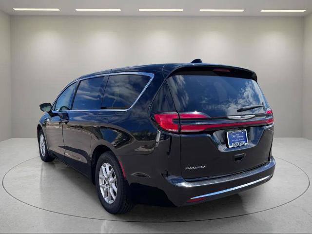Used 2023 Chrysler Pacifica Touring-L FWD image 3