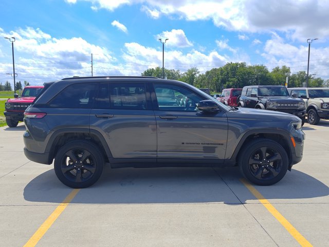 Used 2023 Jeep Grand Cherokee Altitude AWD/4WD image 6