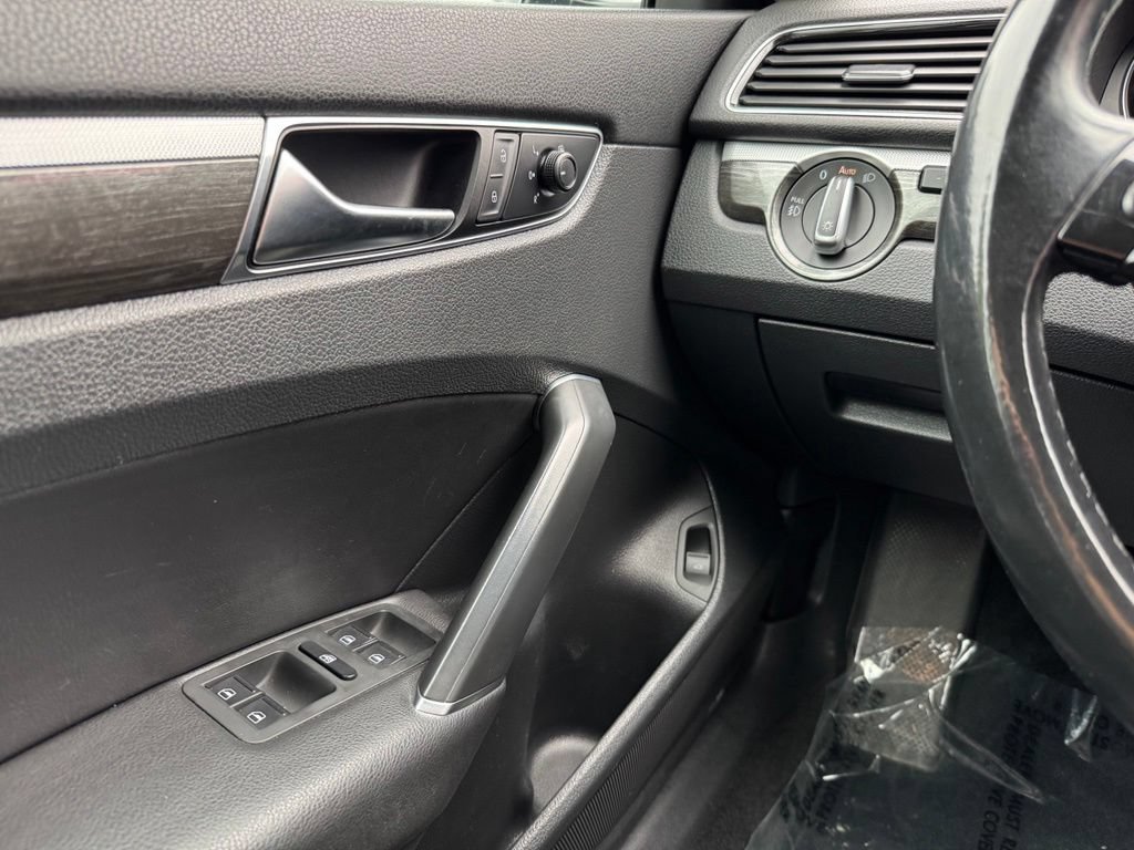 Used 2018 Volkswagen Passat 2.0T SE FWD image 36