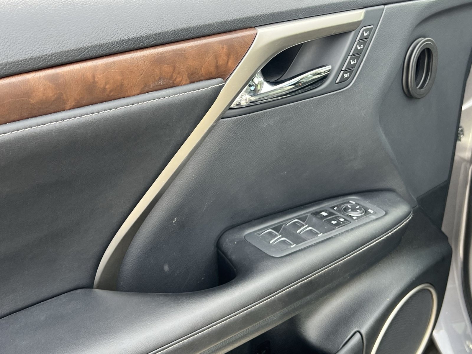 Used 2022 Lexus RX 350L Premium w/ Premium Package AWD/4WD image 15