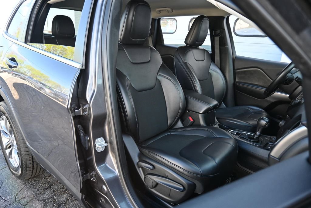 Used 2019 Jeep Cherokee Latitude Plus w/ Comfort/Convenience Group AWD/4WD image 23