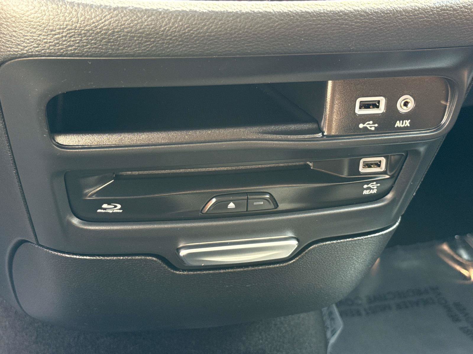 Used 2020 Chrysler Pacifica Limited w/ Advanced Safetytec Group FWD image 13