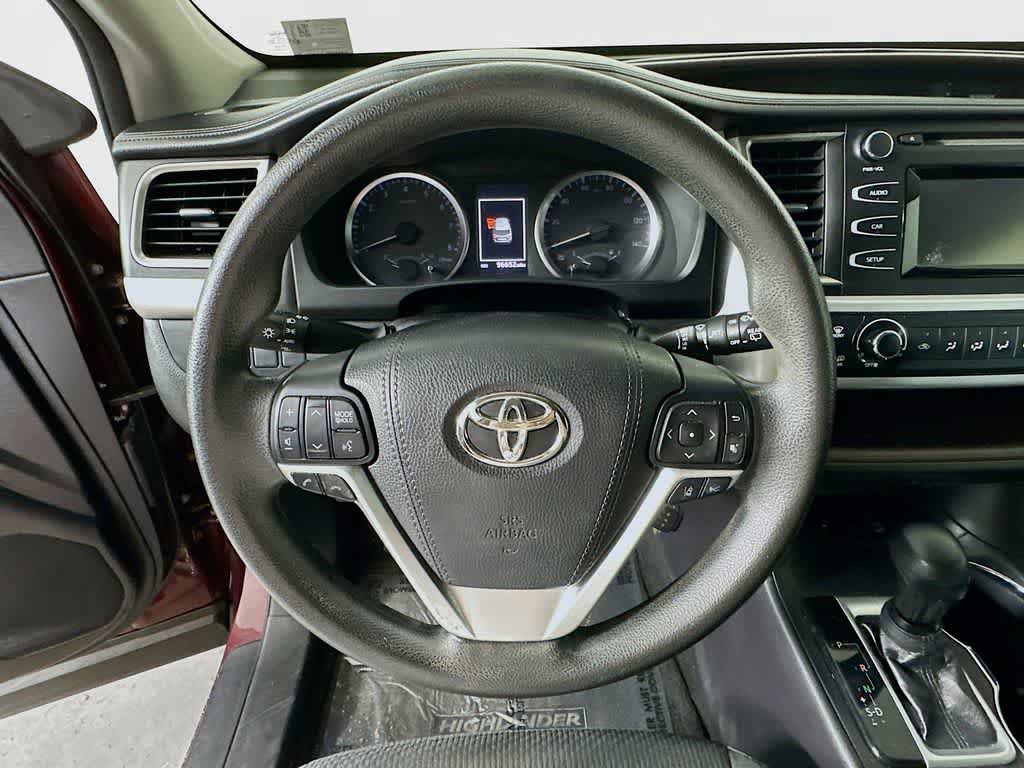 Used 2018 Toyota Highlander LE w/ Carpet Mat Package (TMS) AWD/4WD image 16
