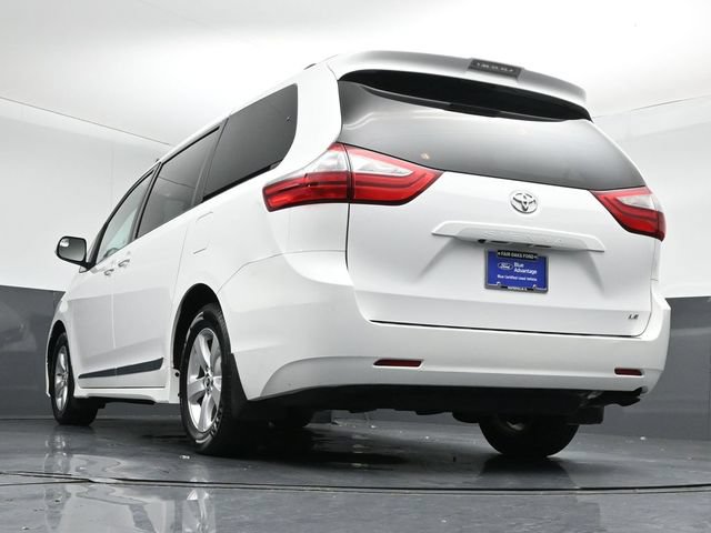 Used 2018 Toyota Sienna LE FWD image 38