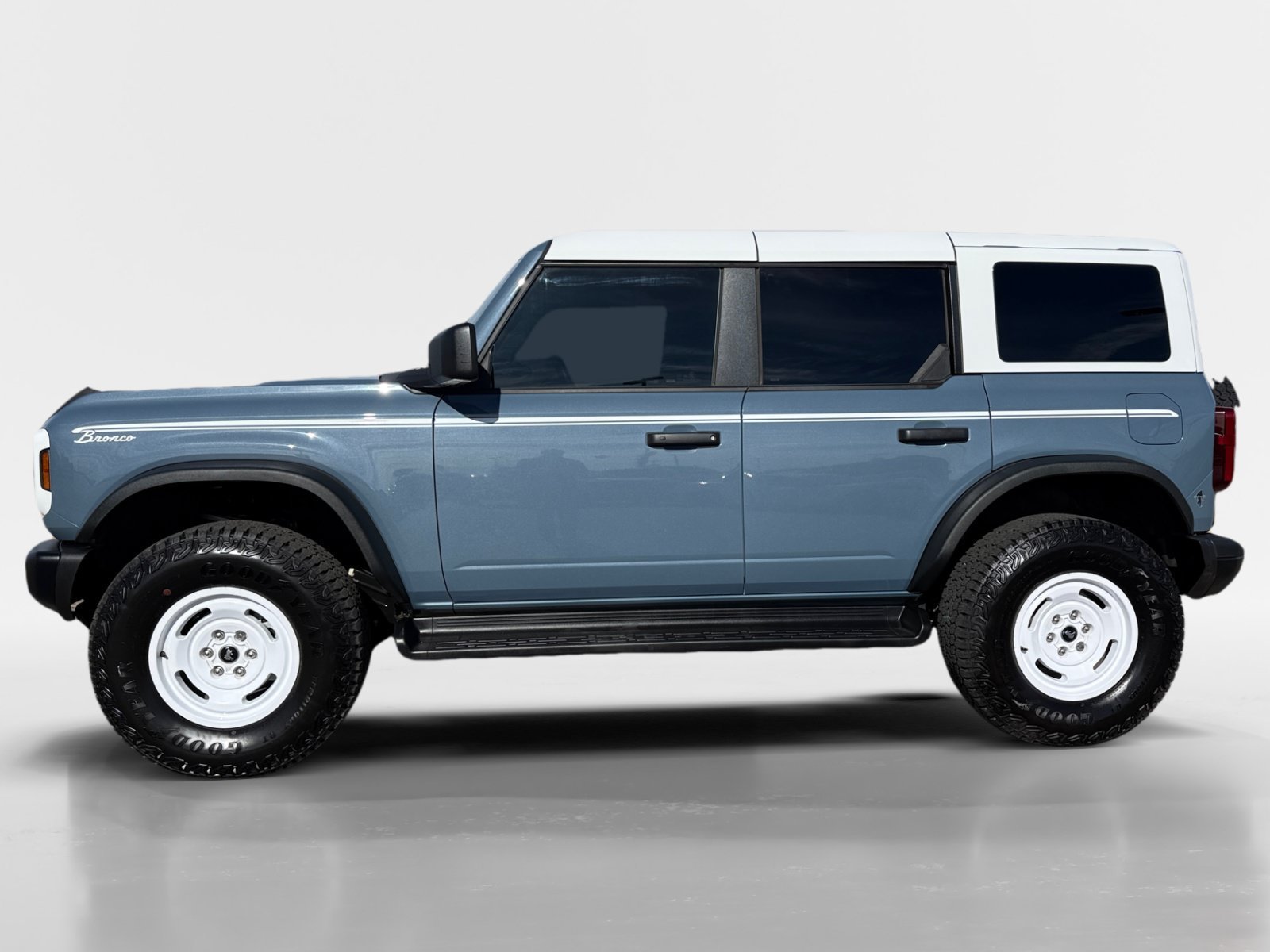 Certified 2025 Ford Bronco Heritage Edition AWD/4WD image 2