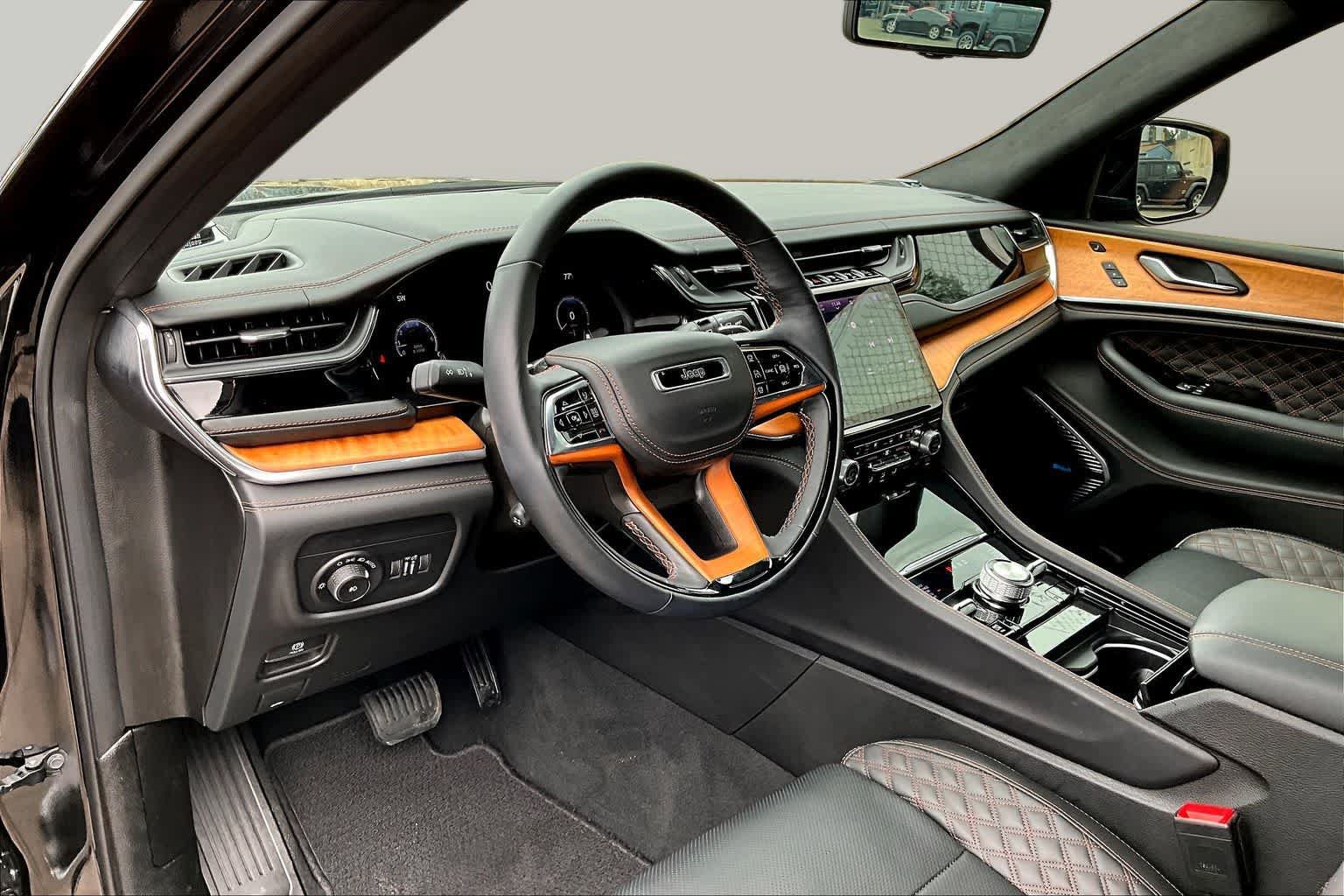 Used 2025 Jeep Grand Cherokee L Summit AWD/4WD image 18