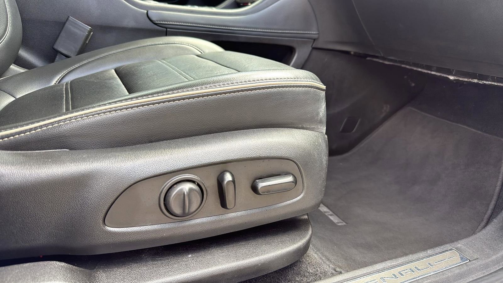 Used 2023 GMC Acadia Denali image 25