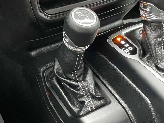 Used 2018 Jeep Wrangler Unlimited Sahara AWD/4WD image 31