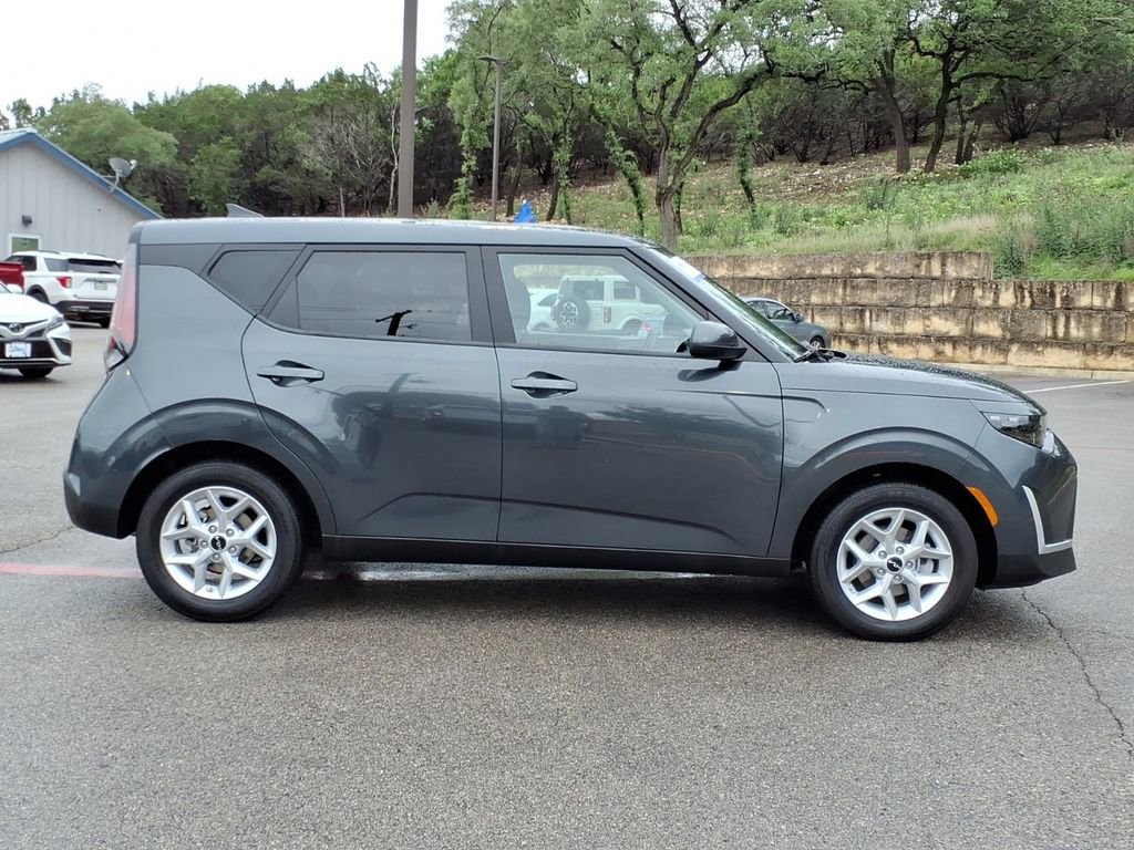 Used 2025 Kia Soul LX w/ LX Technology Package FWD image 2