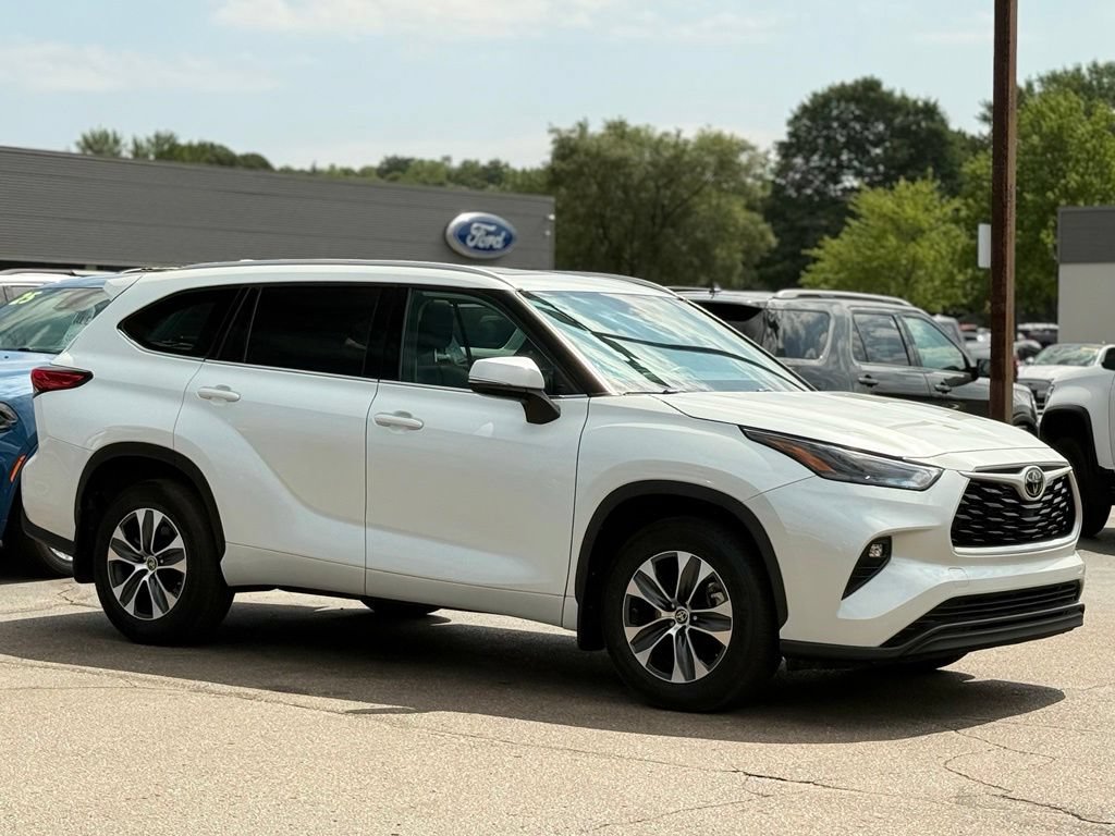 Used 2022 Toyota Highlander XLE AWD/4WD image 30