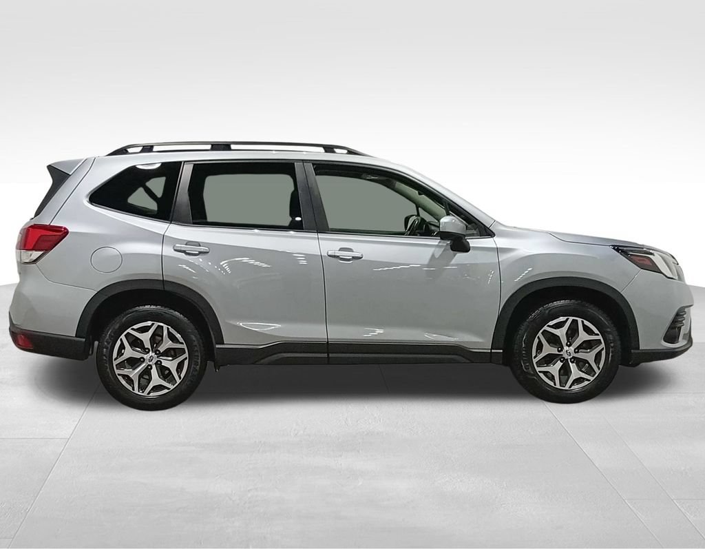 Used 2022 Subaru Forester Premium AWD/4WD image 2