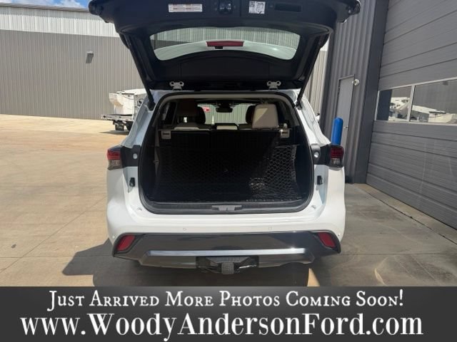 Used 2024 Toyota Highlander Limited AWD/4WD image 6
