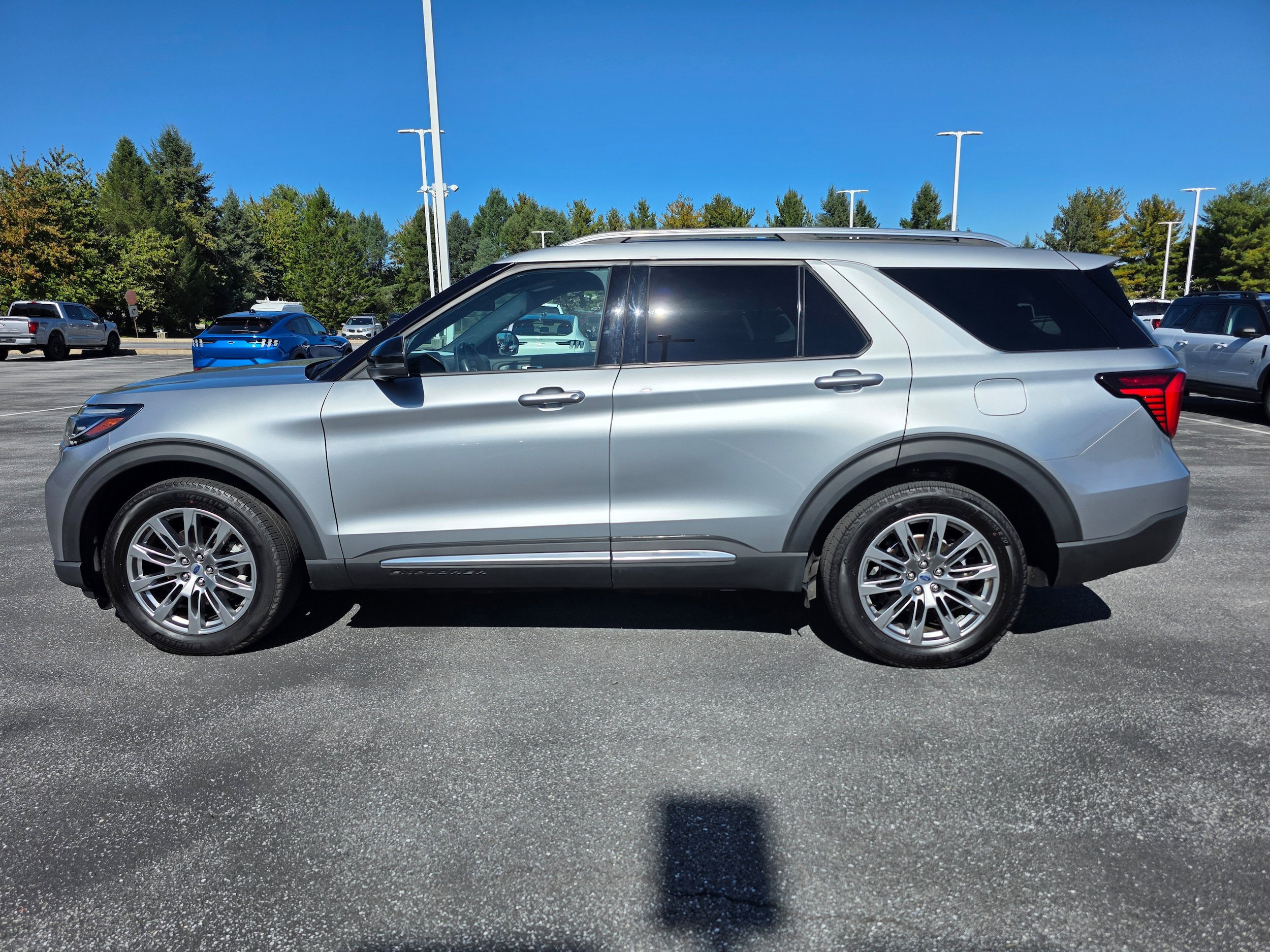 Certified 2025 Ford Explorer Platinum AWD/4WD image 2