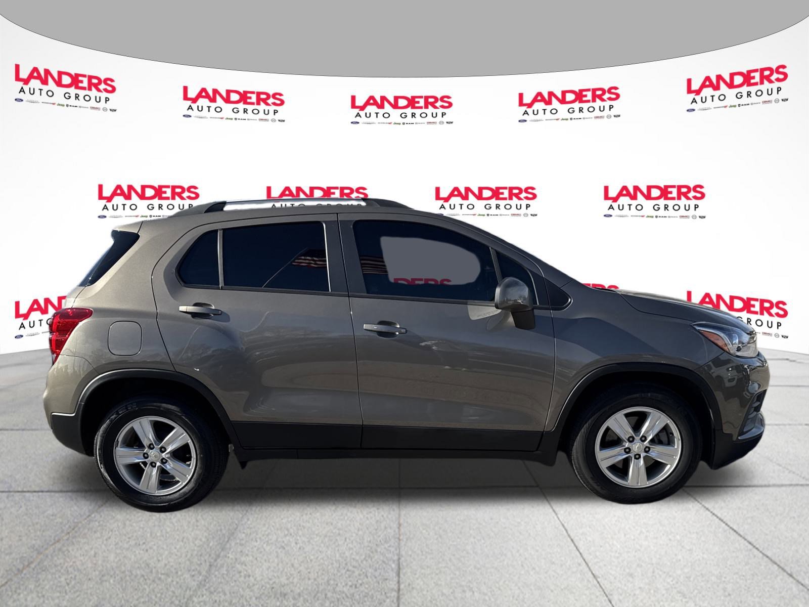 Used 2022 Chevrolet Trax LT w/ LT Convenience Package image 2