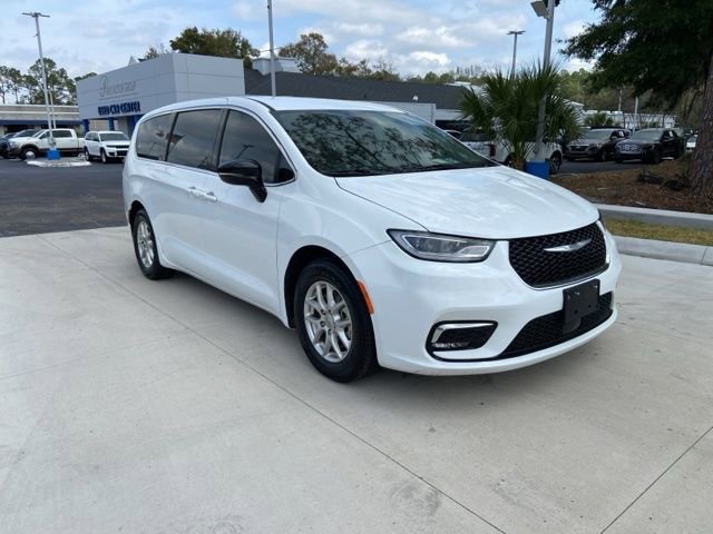 Used 2024 Chrysler Pacifica Touring-L image 2