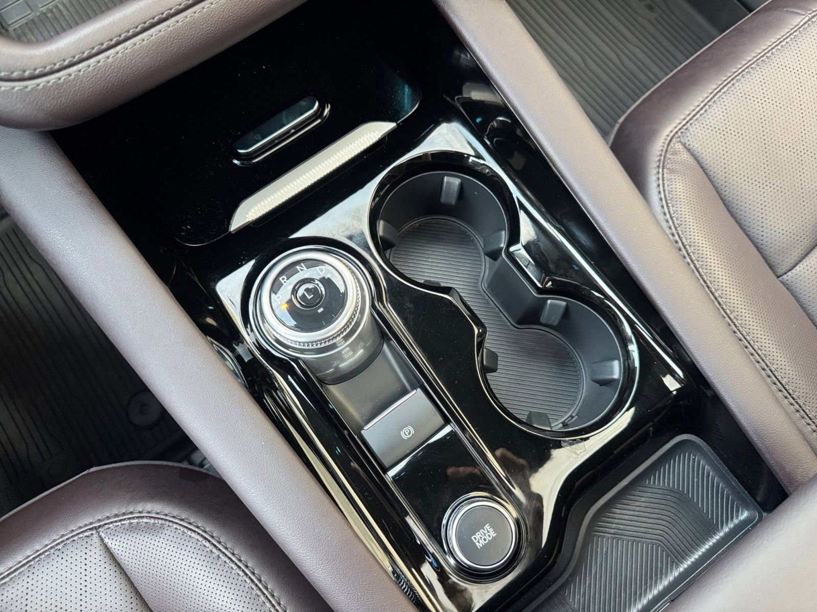 Certified 2025 Ford Explorer Platinum image 24