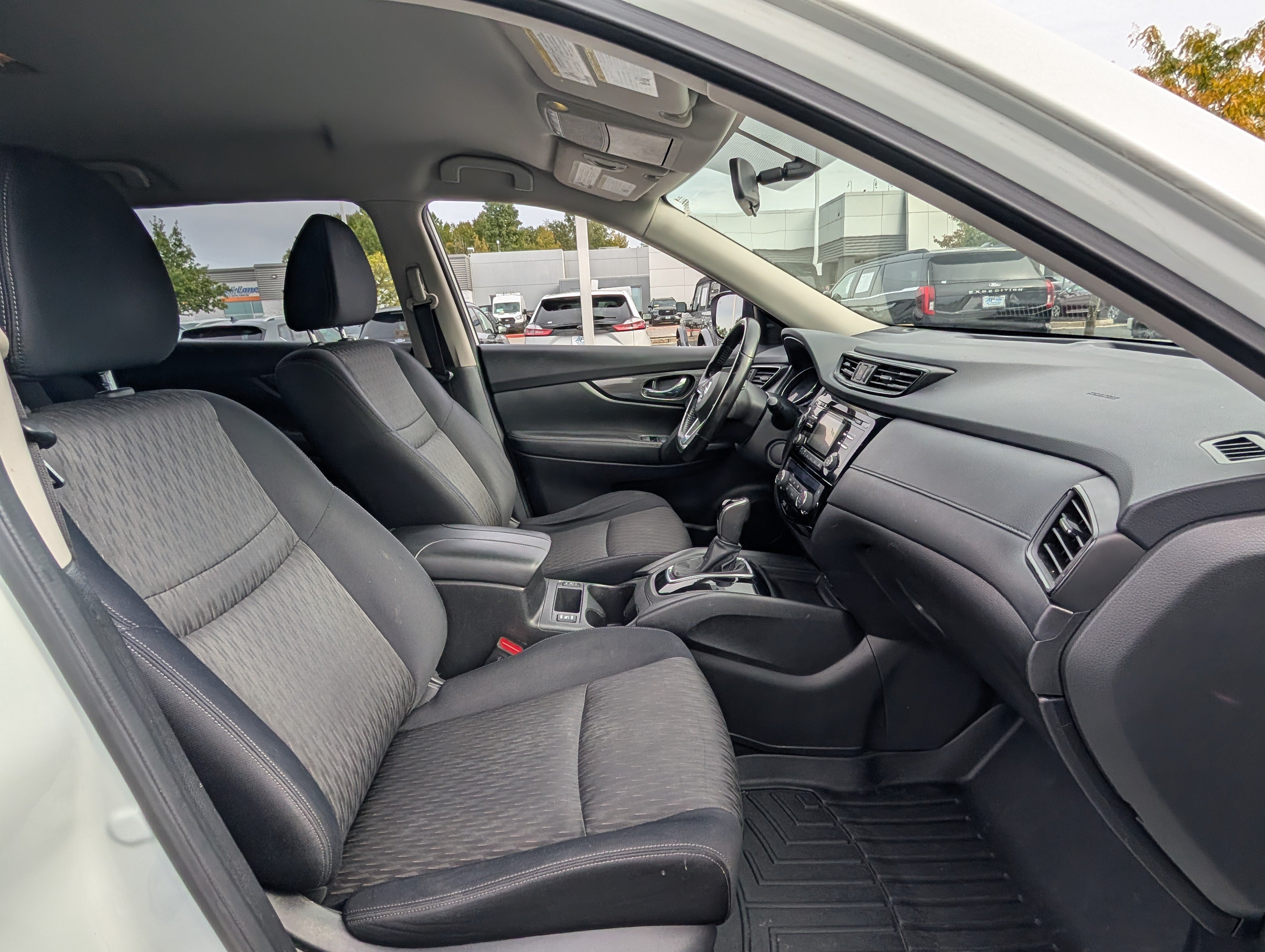 Used 2017 Nissan Rogue SV AWD/4WD image 12
