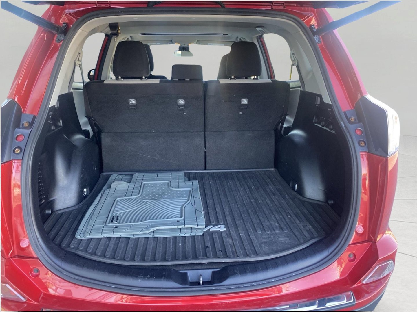 Used 2017 Toyota RAV4 XLE w/ All Weather Liner Package AWD/4WD image 10