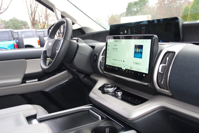 Certified 2025 Ford Expedition Active image 10