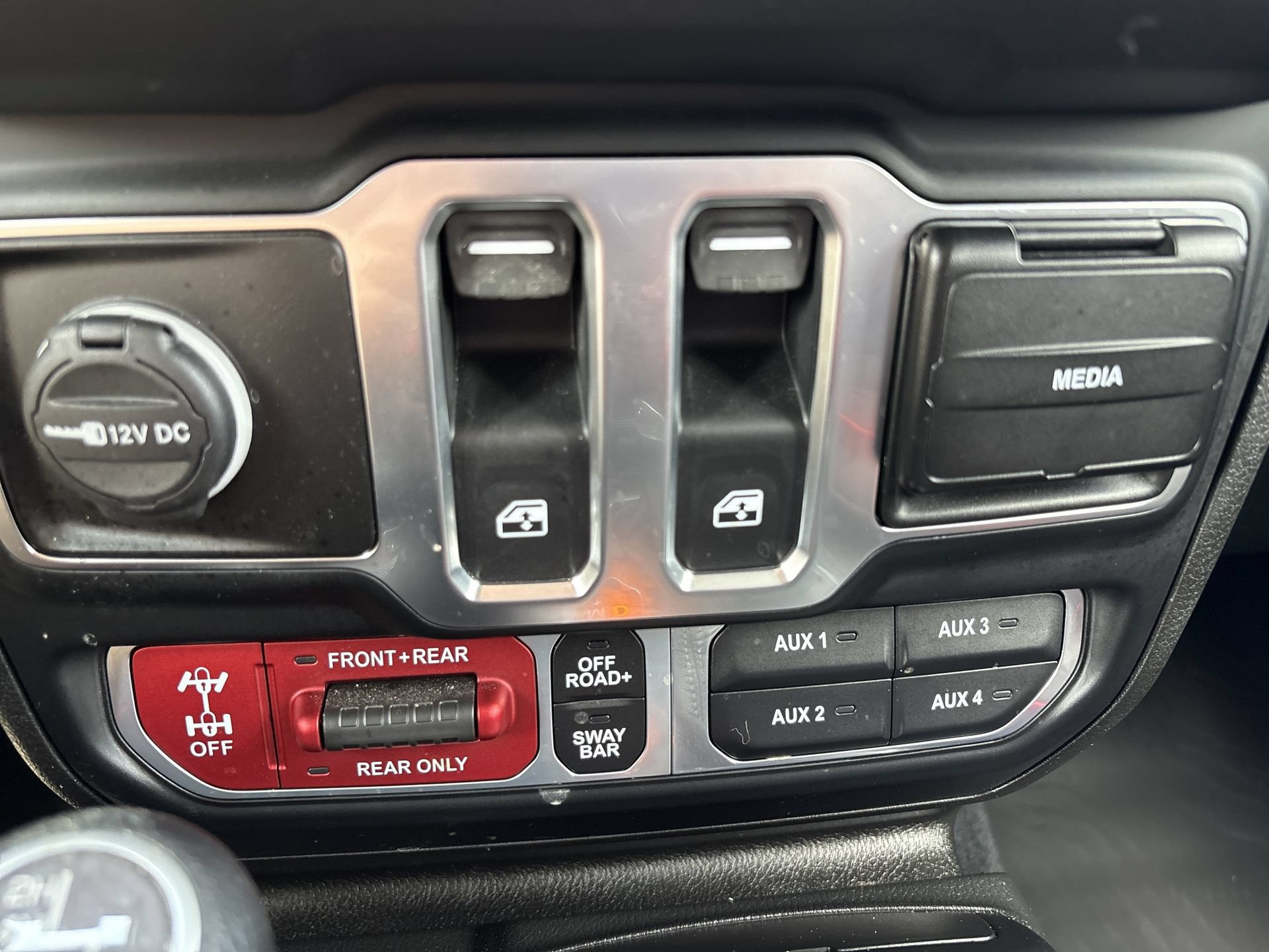 Used 2024 Jeep Wrangler Rubicon w/ Technology Group AWD/4WD image 6