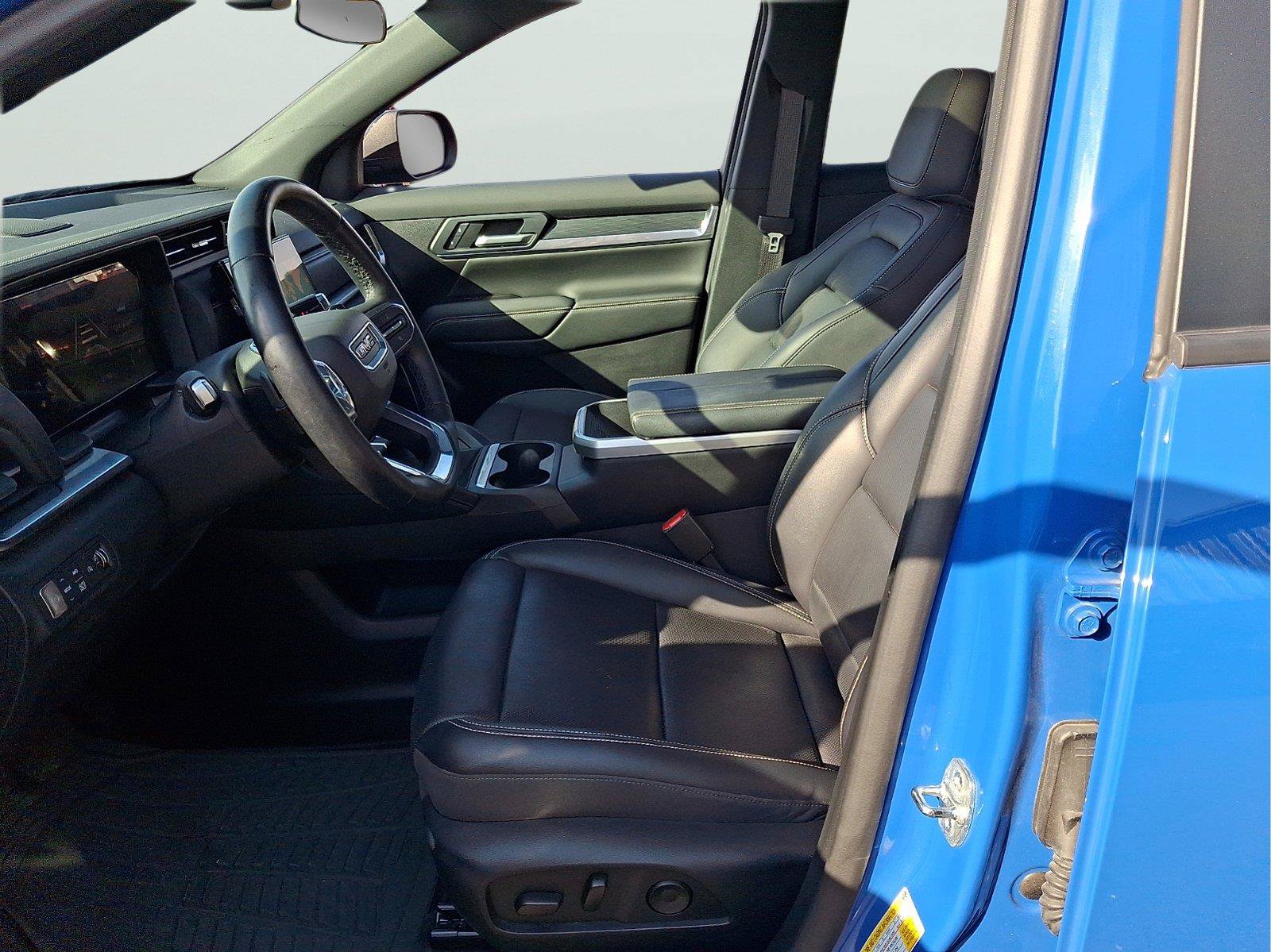 Used 2025 GMC Terrain Elevation w/ Elevation Premium Package AWD/4WD image 13