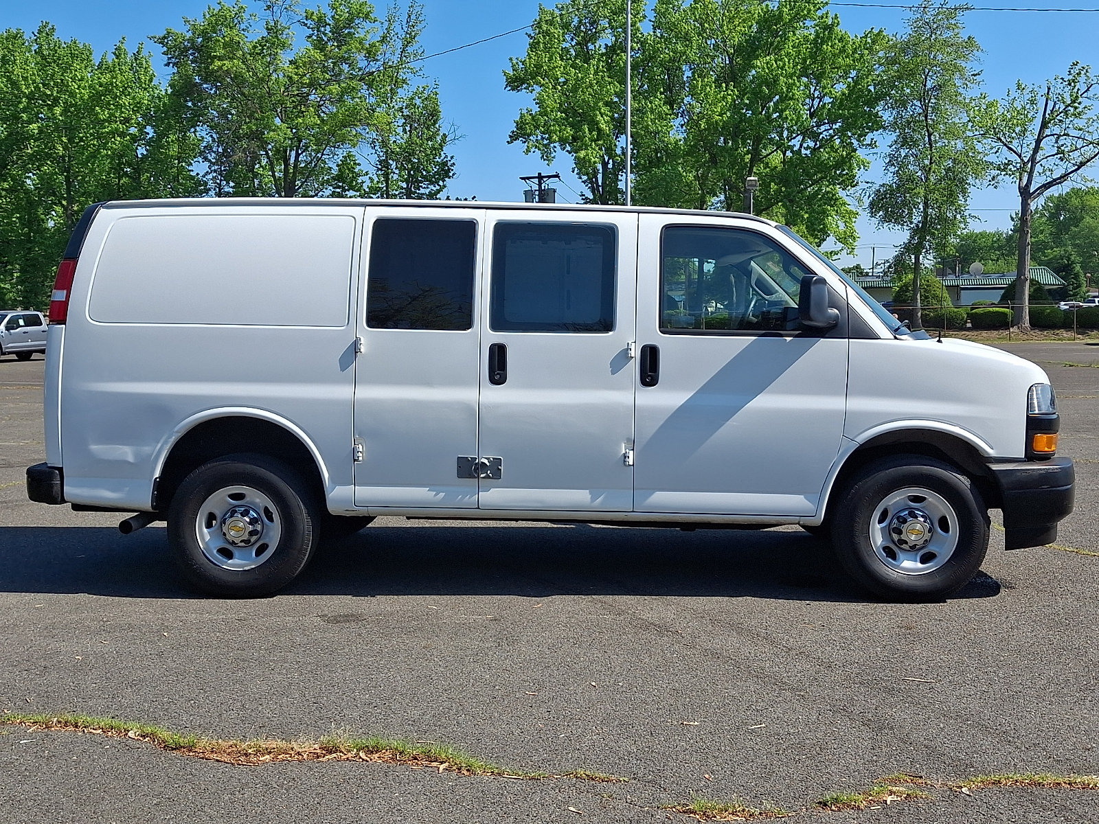 Used 2022 Chevrolet Express 2500 w/ Driver Convenience Package RWD image 8