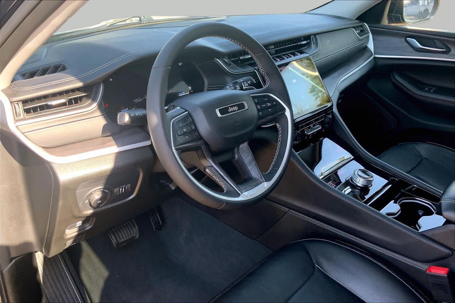 Used 2023 Jeep Grand Cherokee Limited AWD/4WD image 18