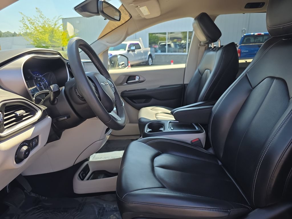 Used 2023 Chrysler Pacifica Touring-L FWD image 5