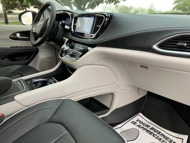 Used 2023 Chrysler Pacifica Limited AWD/4WD image 21