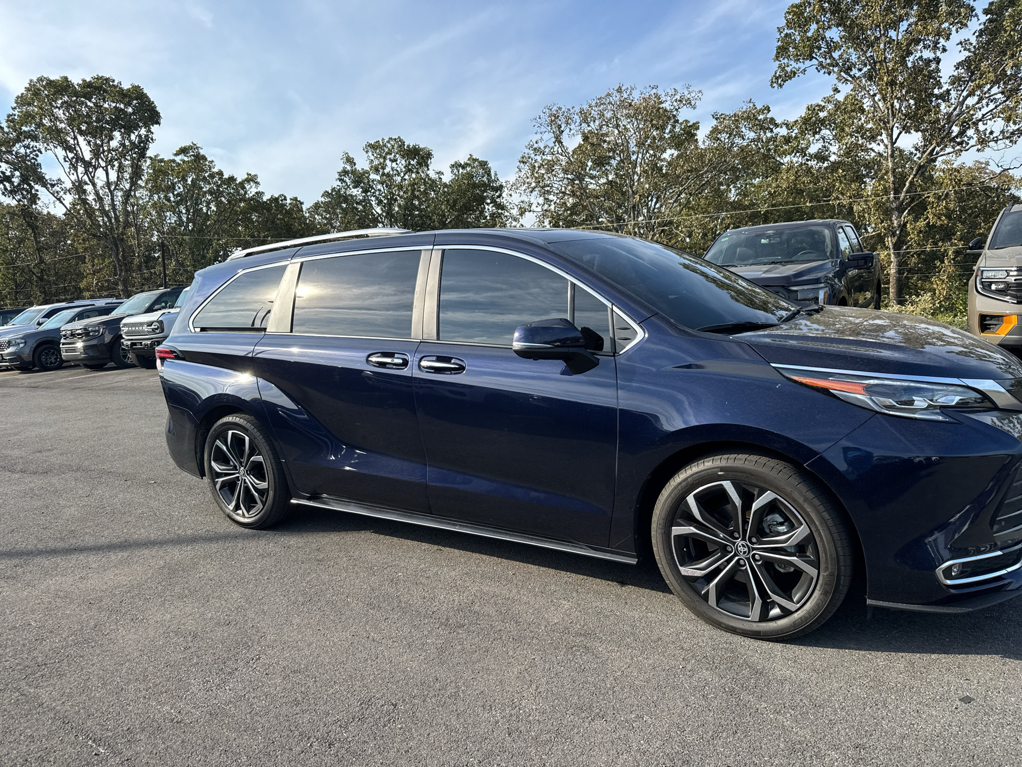 Used 2025 Toyota Sienna Platinum FWD image 4