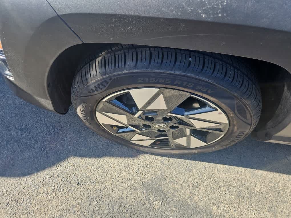 Used 2025 Hyundai Kona SEL FWD image 3