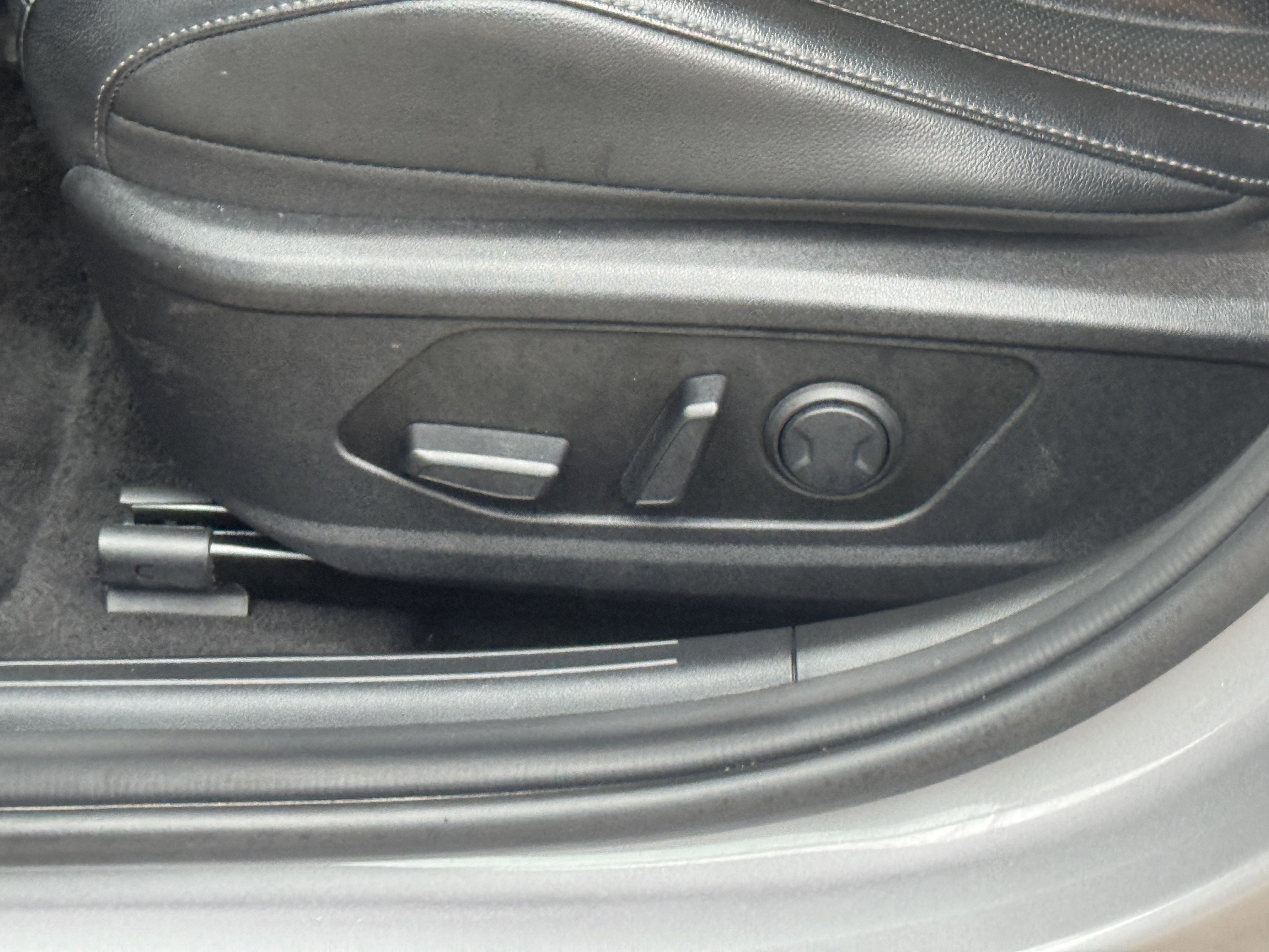 Used 2025 Hyundai Elantra Limited image 13