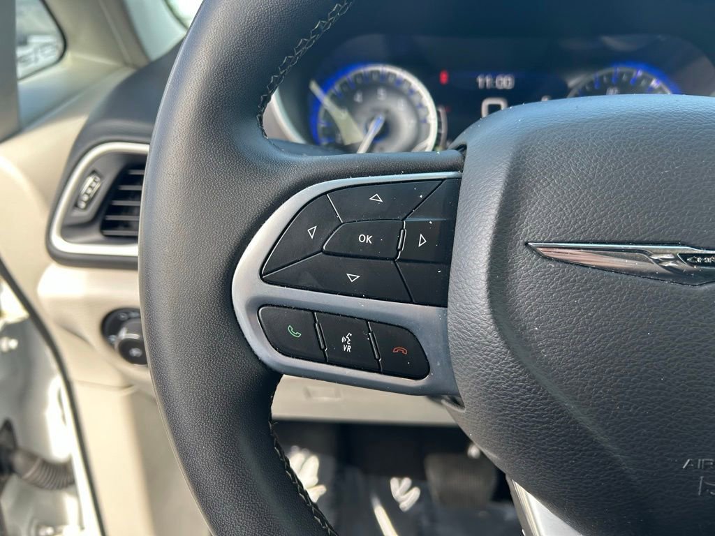 Used 2023 Chrysler Pacifica Touring-L FWD image 22