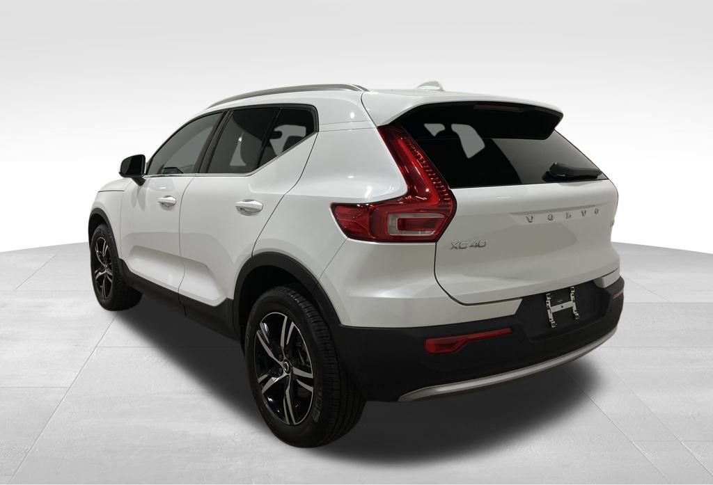 Used 2025 Volvo XC40 B5 Core image 5