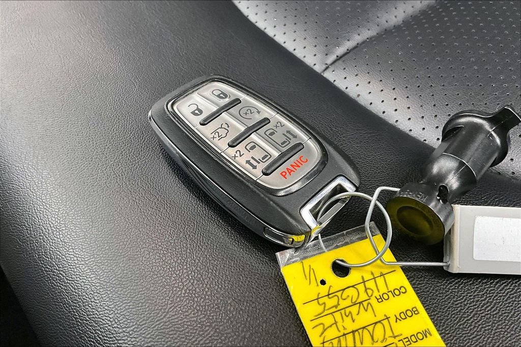 Used 2024 Chrysler Pacifica Touring-L FWD image 11