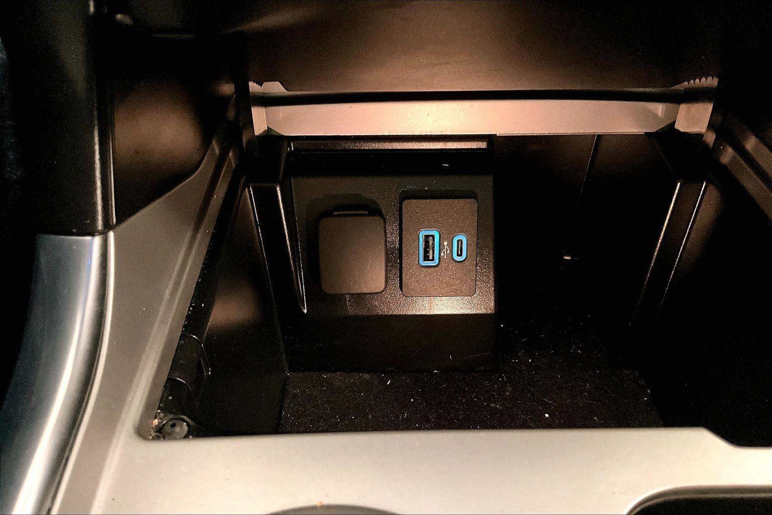 Certified 2022 Ford Explorer XLT w/ Equipment Group 202A image 32