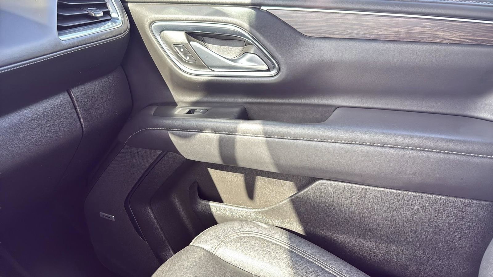 Used 2022 Chevrolet Suburban Z71 w/ Luxury Package image 22