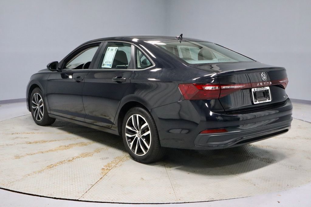 Used 2025 Volkswagen Jetta SE image 3