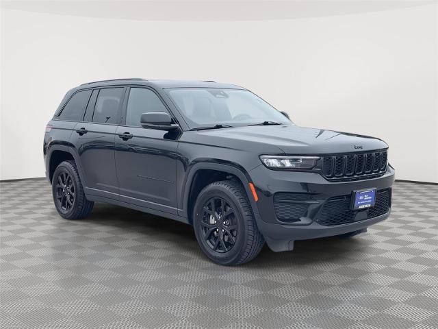 Used 2024 Jeep Grand Cherokee Laredo AWD/4WD image 5
