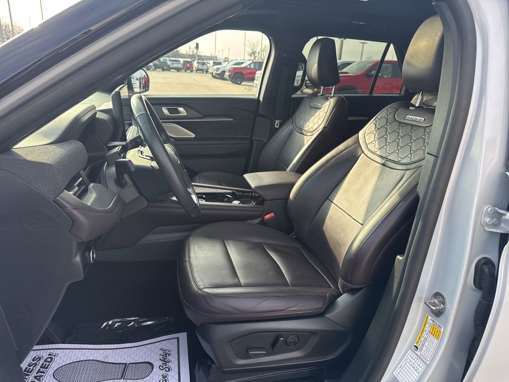 Certified 2025 Ford Explorer Platinum w/ LUX Leather Package image 10