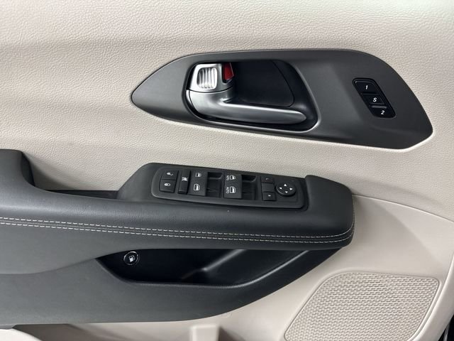 Used 2023 Chrysler Pacifica Touring-L image 5
