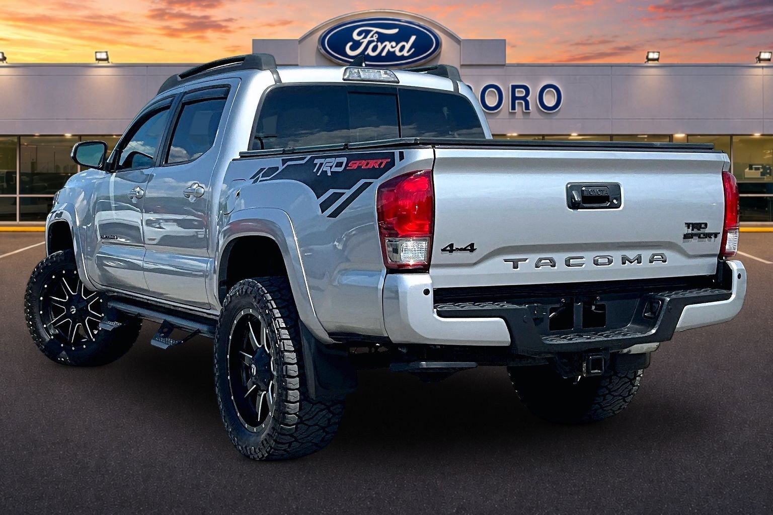 Used 2017 Toyota Tacoma TRD Sport AWD/4WD image 2