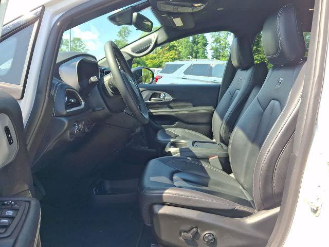 Used 2024 Chrysler Pacifica Limited FWD image 17