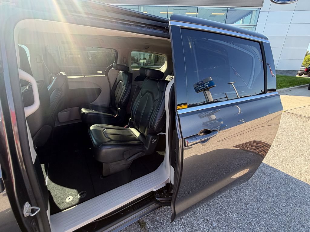 Used 2023 Chrysler Pacifica Touring-L FWD image 15