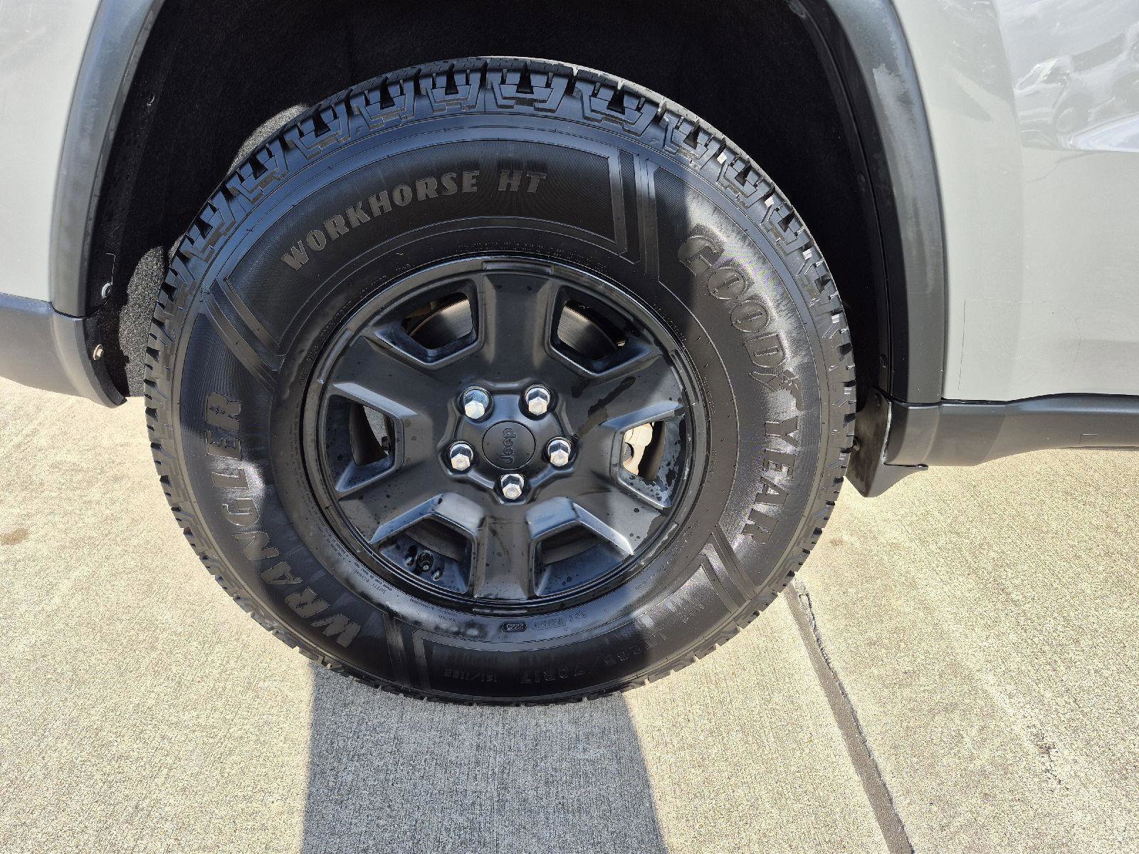 Used 2019 Jeep Grand Cherokee Laredo image 10