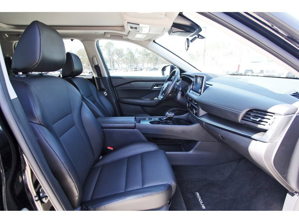 Used 2024 Nissan Rogue SV w/ SV Premium Package image 25